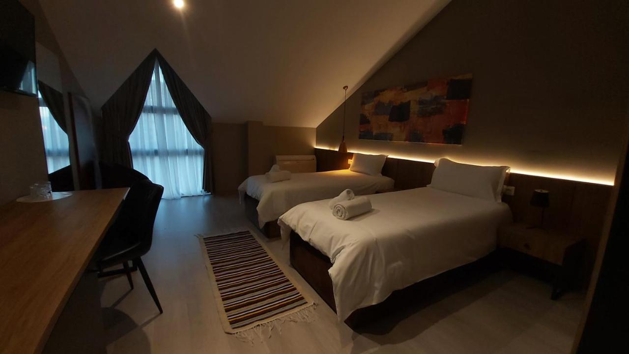 Mik Hotel *